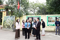 Đoàn công tác của TP Hà Nội về khảo sát, chấm điểm mô hình "Sáng - xanh - sạch - đẹp" tại xã Suối Hai.