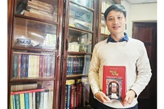 TS Trần Văn Dũng với tác phẩm nghiên cứu về phủ đệ Huế vừa xuất bản.