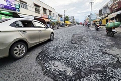 Đường Phạm Cự Lượng (Long Xuyên, An Giang) sụt lún nham nhở do triều cường.