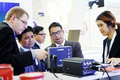 Các chuyên gia trong và ngoài nước trao đổi ý kiến tại một diễn đàn nghiên cứu khoa học. Ảnh: SONG ANH