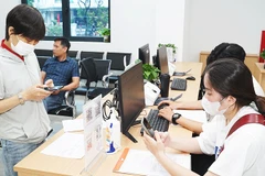 Chuyển đổi số giúp người dân thuận tiện hơn khi làm các thủ tục hành chính. Ảnh: NAM NGUYỄN