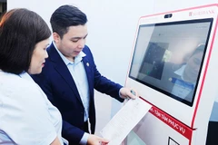 Người dân được tiếp cận hệ thống sao chép và cung cấp bản xác thực điện tử tại trung tâm hành chính công. Ảnh: NAM ANH