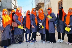 Những học viên của Roshni Baji. Ảnh: THE GUARDIAN