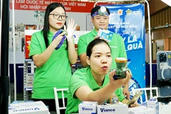 Doanh nghiệp giới thiệu mặt hàng tại Hội chợ Mùa thu 2025. Ảnh: NAM HẢI