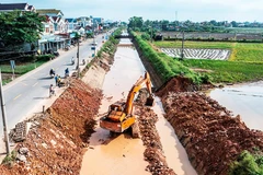 Tu sửa công trình thủy nông Đồng Cam dọc con đường Quốc lộ 29.