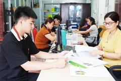 Lao động trẻ tìm kiếm việc làm tại Trung tâm Dịch vụ việc làm Hà Nội. 
