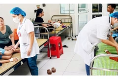 Bác sĩ Bệnh viện đa khoa Phụ Dực (Hưng Yên) thăm khám cho các học sinh Trường tiểu học An Mỹ nhập viện sau khi dùng bữa cơm bán trú ngày 3/9.