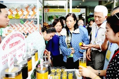 Doanh nghiệp giới thiệu loại nước uống được chiết xuất từ nghệ. Ảnh: NGUYỆT ANH