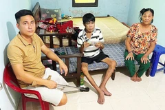 Anh Phi trao quà của nhà hảo tâm cho trường hợp mắc bệnh hiểm nghèo trên địa bàn.