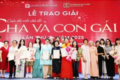 Các tác giả đoạt giải chụp ảnh lưu niệm. Ảnh: KHIẾU MINH