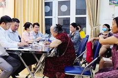 Phát tiền cho toàn dân trong dịp đại lễ kỷ niệm 80 năm Cách mạng Tháng Tám và Quốc khánh 2/9. Ảnh: SONG ANH