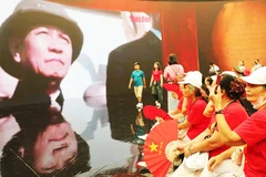 Người dân trải nghiệm không gian trưng bày của Báo Nhân Dân.