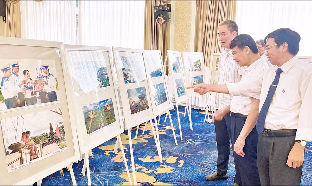 Những câu chuyện từ Trường Sa được thể hiện qua từng bức ảnh của hội viên Câu lạc bộ ảnh báo chí Hải Phòng tổ chức tháng 7/2025.