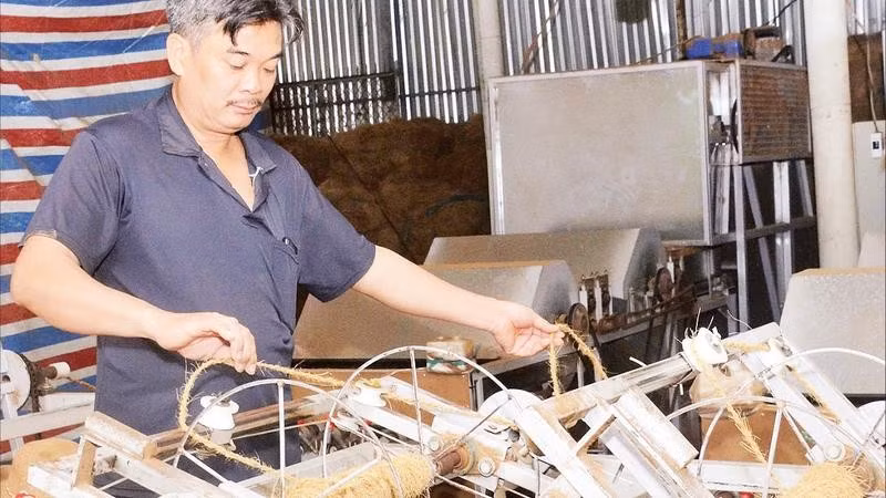 Nhờ nguồn vốn vay từ Ngân hàng Chính sách xã hội, ông Nguyễn Văn Út đã đầu tư máy móc, mở rộng sản xuất, góp phần phát triển kinh tế gia đình.
