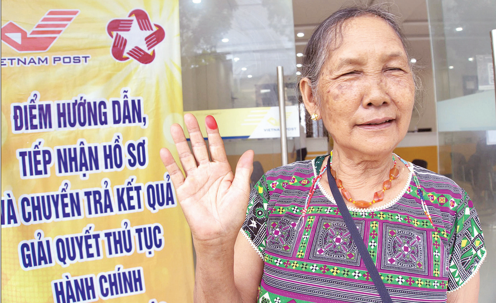 Nhiều người dân ở đây khi đi làm thủ tục vẫn phải bôi mực điểm chỉ thay cho cầm viết ký vào giấy tờ.