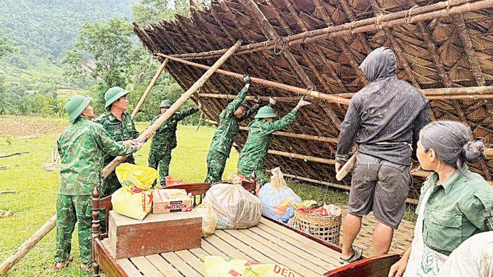 Cán bộ chiến sĩ Đồn Biên phòng Môn Sơn giúp đồng bào tháo dỡ nhà cũ.