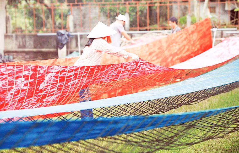 Người dân làng Nha Xá phơi lụa