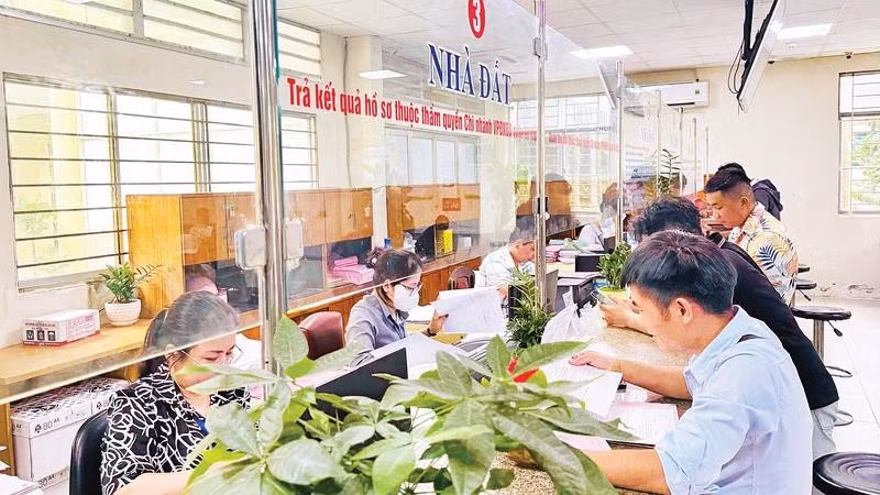 Người dân thực hiện thủ tục hành chính tại Trung tâm Phục vụ hành chính công phường Gò Vấp, Thành phố Hồ Chí Minh.