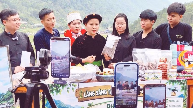 Phiên livestream bán hàng nông sản tại Làng sáng tạo nội dung số, xã Lâm Bình.
