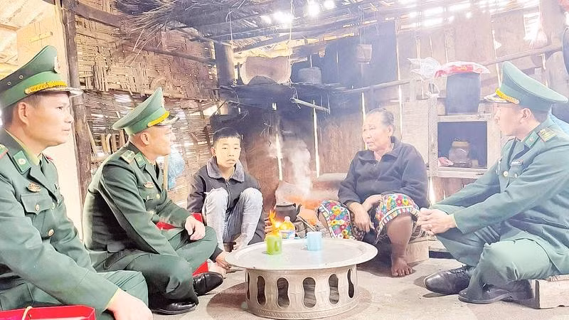 Cán bộ Đồn Biên phòng Cửa khẩu Chiềng Khương, Ban Chỉ huy Bộ đội Biên phòng tỉnh Sơn La trò chuyện thăm hỏi, động viên bà Nang Nọi Phôm Mi Xay và Thạo Phe.