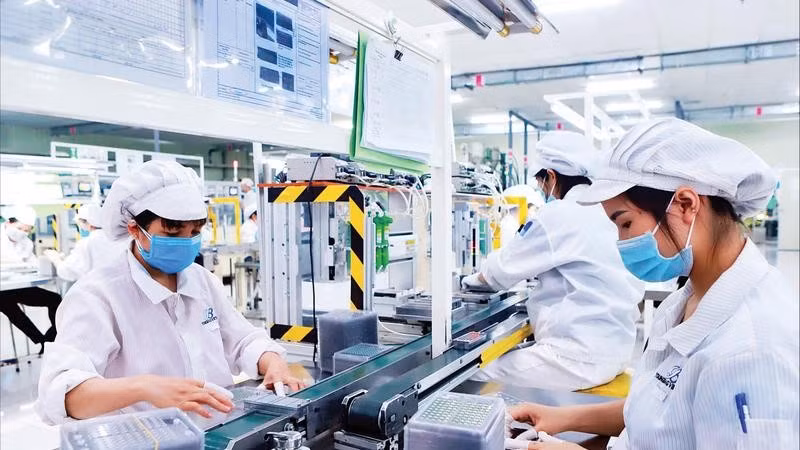 Công nhân Khu công nghiệp Bình Xuyên làm việc trong môi trường xanh, thân thiện môi trường.