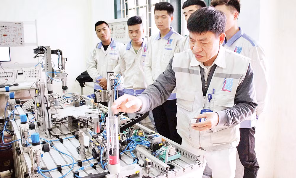 Trường cao đẳng Điện tử-Điện lạnh Hà Nội hợp tác với Công ty CP Giải pháp tự động hóa ETEK trong đào tạo học viên.