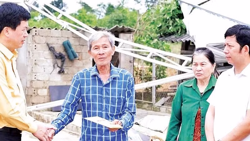 Đại diện lãnh đạo Ủy ban Mặt trận Tổ quốc Việt Nam tỉnh Nghệ An trao hỗ trợ hộ dân bị thiệt hại về nhà ở tại xã Quỳ Hợp (Ảnh TTH)