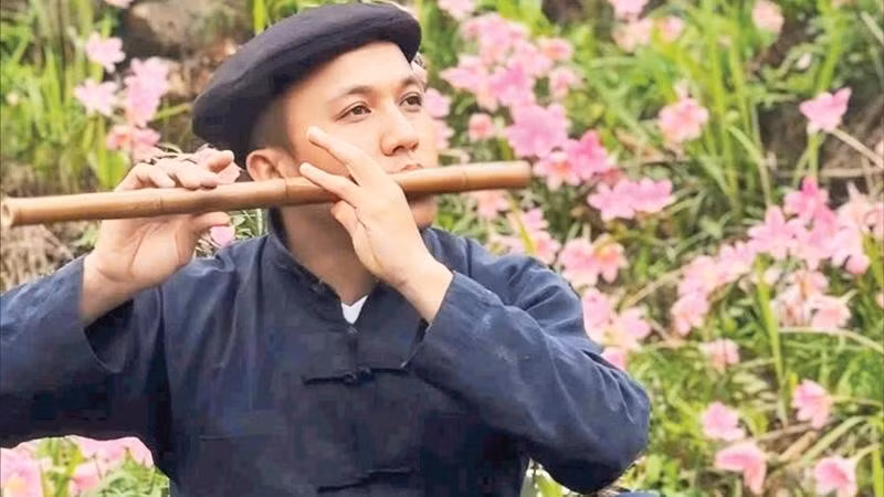 Sùng Mạnh Hùng, người truyền tải hình ảnh du lịch Cao nguyên đá Đồng Văn đến du khách.