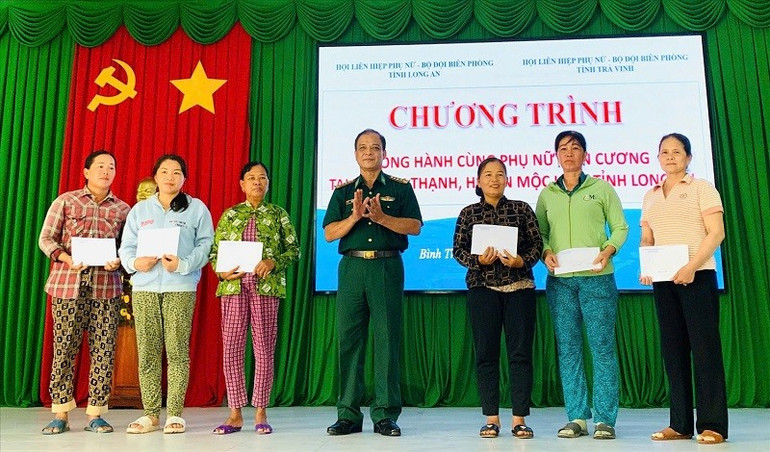 Hỗ trợ hội viên, hội phụ nữ biên giới khó khăn ở khu vực biên giới của tỉnh Trà Vinh. (Ảnh: TÀO ĐẠT) 4.jpg