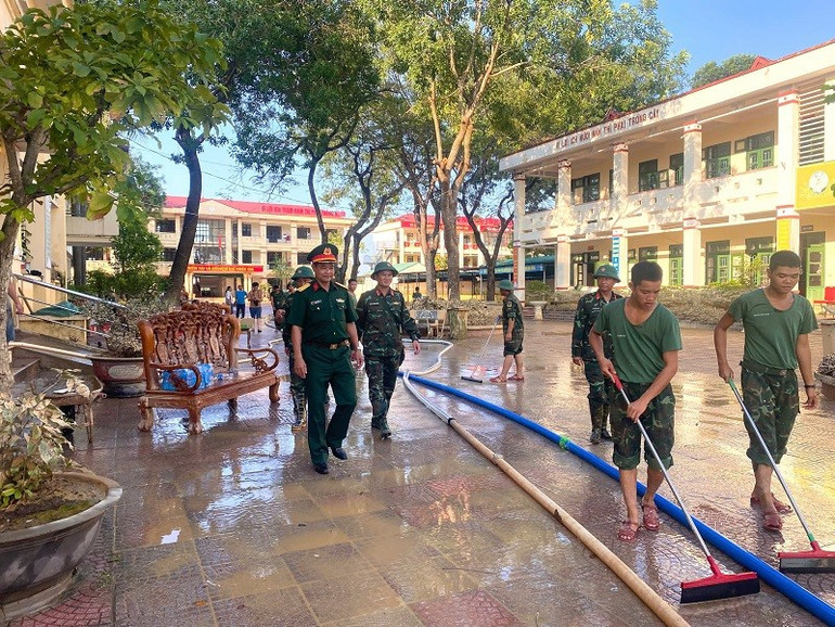 Đại tá Nguyễn Hải Ngư, Sư đoàn trưởng Sư đoàn 325 kiểm tra, động viên bộ đội khắc phục hậu quả mưa lũ tại Trường Tiểu học và Trung học Thanh Vân, xã Hoàng Vân, tỉnh Bắc Ninh. (Ảnh: QUANG ĐẠO) z7108624878715-54f7478ea94d769096280a6933a4d18e.jpg