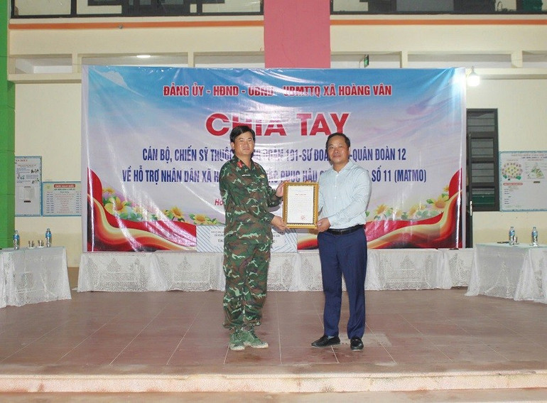 Đại diện Đảng ủy, HĐND, UBND, Ủy ban MTTQ xã Hoàng Vân trao Thư cảm ơn cho Trung đoàn 101, Sư đoàn 325. (Ảnh: QUANG ĐẠO) z7108618966061-df5275999d3d28552aa1ed943dbfe1bc.jpg