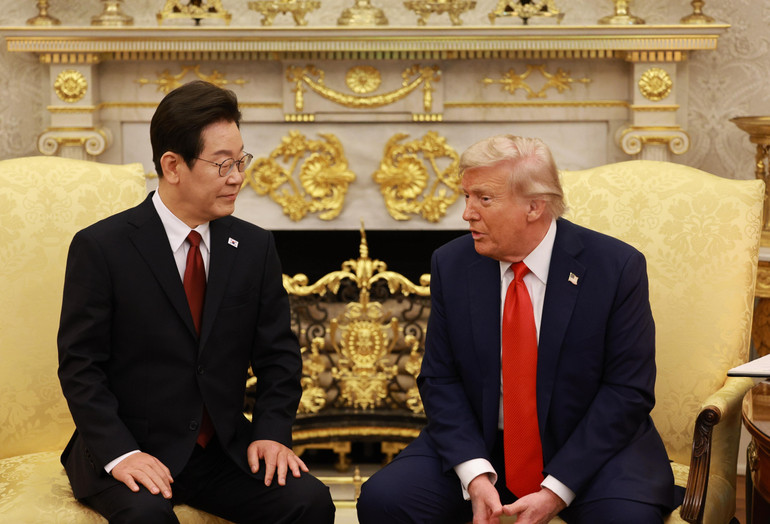 Tổng thống Lee Jae Myung (trái) hội đàm với Tổng thống Mỹ Donald Trump tại Washington DC., ngày 25/8. (Ảnh: YONHAP/TTXVN) vna-potal-tong-thong-han-quoc-nhan-manh-tang-cuong-tu-chu-trong-quan-he-dong-minh-voi-my-8235911.jpg