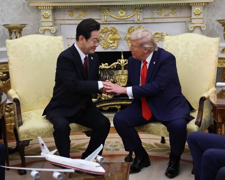 Tổng thống Lee Jae Myung (trái) trong cuộc hội đàm với Tổng thống Mỹ Donald Trump tại Washington DC ngày 25/8/2025. (Ảnh: YONHAP/TTXVN) vna-potal-tong-thong-han-quoc-nhan-manh-tang-cuong-tu-chu-trong-quan-he-dong-minh-voi-my-8235937.jpg