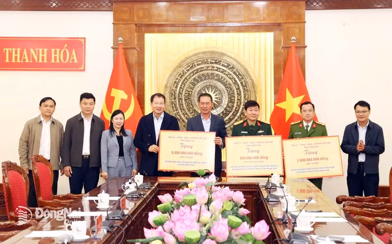 Đồng chí Trịnh Tuấn Sinh, Phó Bí thư Tỉnh ủy, Chủ tịch Ủy ban Mặt trận Tổ quốc Việt Nam tỉnh Thanh Hóa cùng đại diện các đơn vị chức năng của tỉnh tiếp nhận ủng hộ hỗ trợ từ tỉnh Đồng Nai. (Ảnh: PHONG SẮC)