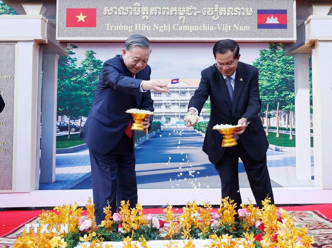 Tổng Bí thư Tô Lâm, Chủ tịch Đảng Nhân dân Campuchia, Chủ tịch Thượng viện Campuchia Samdech Techo Hun Sen thực hiện nghi thức động thổ Trường Hữu nghị Campuchia-Việt Nam. (Ảnh: Thống Nhất/TTXVN)