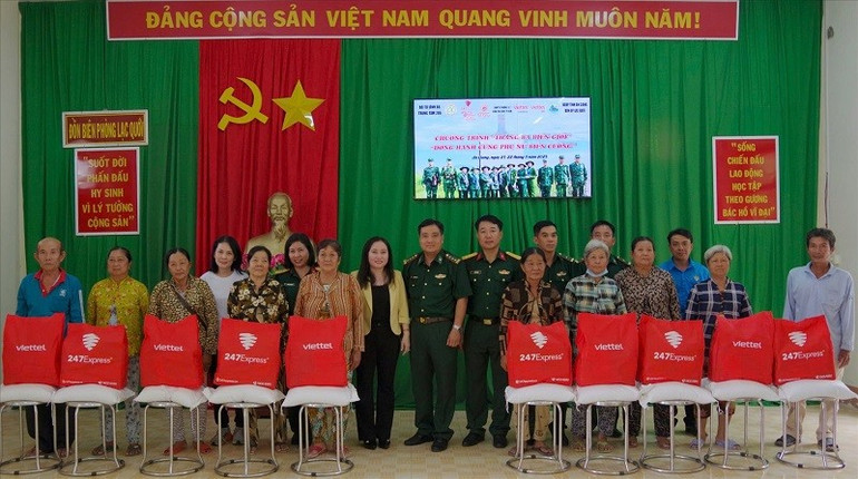 Các cơ quan, đơn vị tặng quà cho hội viên phụ nữ có hoàn cảnh khó khăn ở khu vực biên giới tỉnh An Giang. (Ảnh: TÀO ĐẠT) 3.jpg