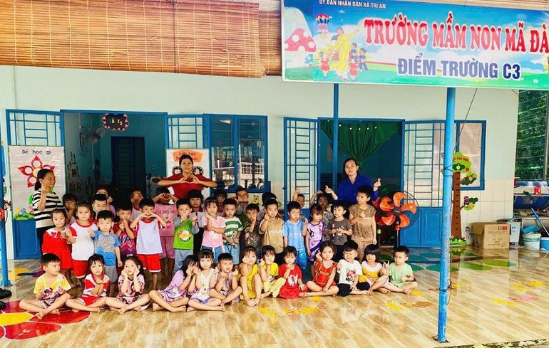 Cô giáo Nguyễn Thị Thu Nga (áo xanh, bên phải) có 11 năm gắn bó với trẻ em vùng cao. (Ảnh: NGUYỄN NGA) 1.jpg
