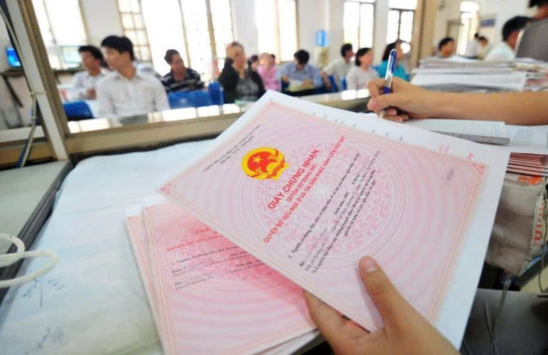 Nhiều người dân không tán thành việc kê khai thông tin thủ công. (Ảnh: TRẦN HOÀNG) z7090633425238-39cb9ee3bfec44fde2c77d699f6e570a.jpg