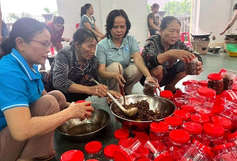 Chị em phụ nữ xã Thọ Phong, tỉnh Quảng Ngãi chuẩn bị cá cơm gửi cho người dân vùng lũ. (Ảnh: HÀ VY) 3.jpg