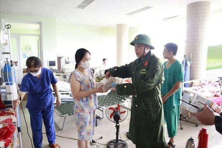 Đại tá Trần Hữu Ích, Chỉ huy trưởng Bộ Chỉ huy quân sự thành phố Đà Nẵng tặng quà cho các bệnh nhân. (Ảnh: TRẦN THƯỜNG) picture2-2991.jpg