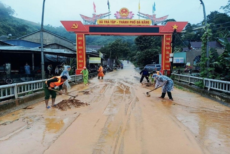 Công an xã Trà Tập dọn dẹp bùn đất sau đợt mưa lũ. (Ảnh: TRẦN TÂN) picture3-8302.jpg