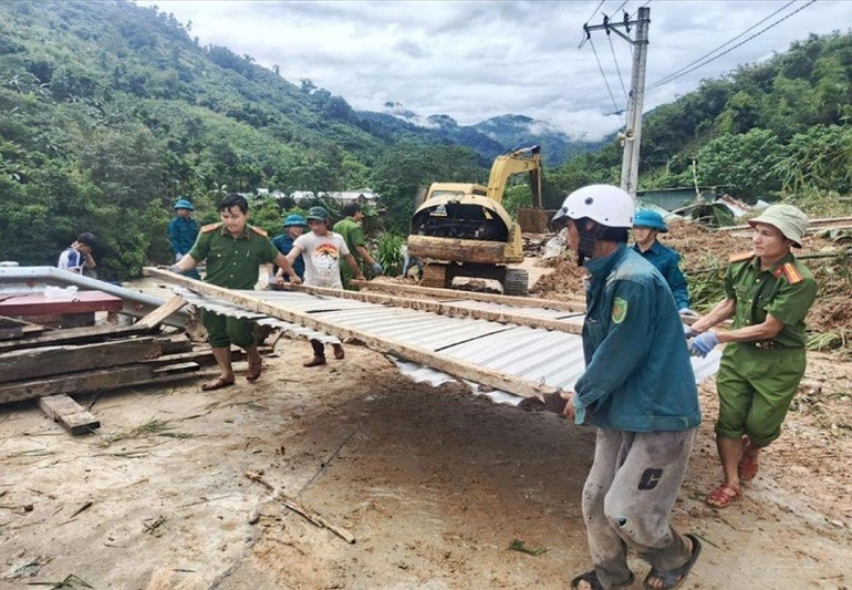 Công an xã Trà Liên phối hợp với các lực lượng khắc phục hậu quả sạt lở nhà dân. (Ảnh: TRẦN TÂN) picture4-1153.jpg