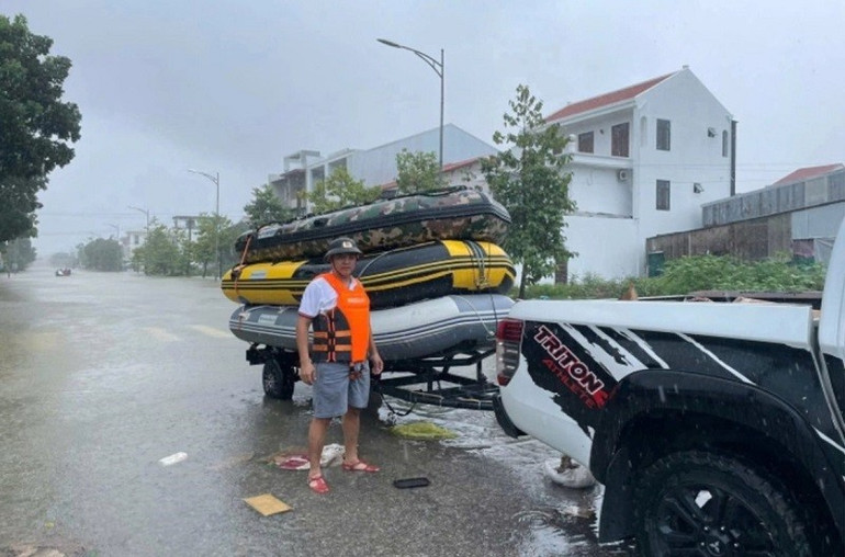 Anh Đào Kim Cương cùng các người bạn ở tỉnh Thái Nguyên chở xuồng đến Huế để hỗ trợ người dân vùng lũ. (Ảnh: MINH PHƯƠNG) picture1-341.jpg