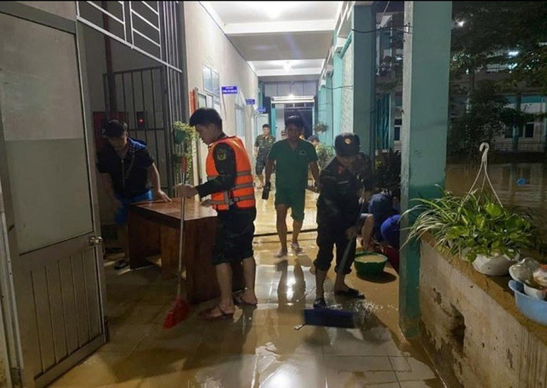 Cán bộ, chiến sĩ Bộ Chỉ huy Quân sự thành phố Đà Nẵng tham gia khắc phục hậu quả mưa lũ. (Ảnh: TRẦN THƯỜNG) picture1-3734.jpg