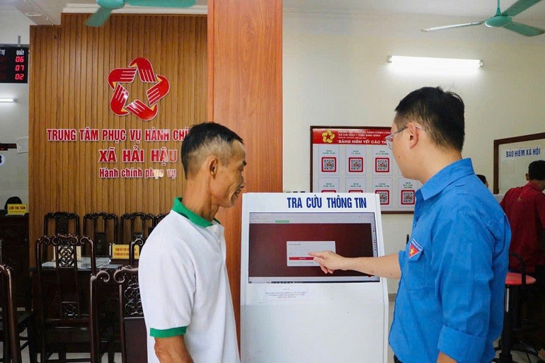 Cán bộ UBND xã Hải Hậu, tỉnh Ninh Bình tận tình hướng dẫn người dân thực hành tra cứu thông tin trực tuyến. (Ảnh: THÙY LINH) 3.jpg