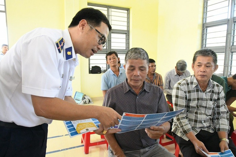 Distribuerar flygblad och propaganda om IUU till fiskare i Tra Cau-distriktet, Quang Ngai-provinsen. (Foto: NAM TRUNG) 3.jpg