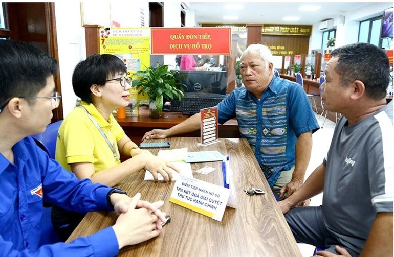 Cán bộ Trung tâm Phục vụ hành chính công phường Hòa Bình, tỉnh Hòa Bình hướng dẫn người dân làm thủ tục hành chính. (Ảnh: LÊ CHUNG) hb.jpg