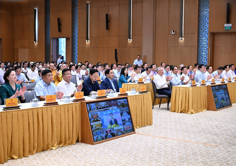 Thủ tướng Phạm Minh Chính và các đại biểu tham dự lễ phát động đợt thi đua cao điểm lập thành tích chào mừng Đại hội XIV của Đảng. (Ảnh: Báo Nhân Dân) dsgsg.jpg