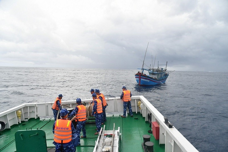 Fartyg 369 från kustbevakningens region 2-kommando närmade sig och bogserade fiskebåten PY 91243TS. (Foto: NAM TRUNG) 1-1.jpg