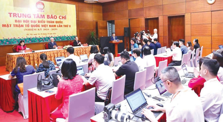 Chủ tịch Đỗ Văn Chiến và Ban Thường trực Ủy ban Trung ương Mặt trận Tổ quốc Việt Nam chủ trì cuộc họp báo về kết quả Đại hội Đại biểu toàn quốc Mặt trận Tổ quốc Việt Nam lần thứ X. (Ảnh: TTXVN) Chủ tịch Đỗ Văn Chiến và Ban Thường trực Ủy ban Trung ương Mặt trận Tổ quốc Việt Nam chủ trì cuộc họp báo về kết quả Đại hội Đại biểu toàn quốc Mặt trận Tổ quốc Việt Nam lần thứ X. (Ảnh: TTXVN)
